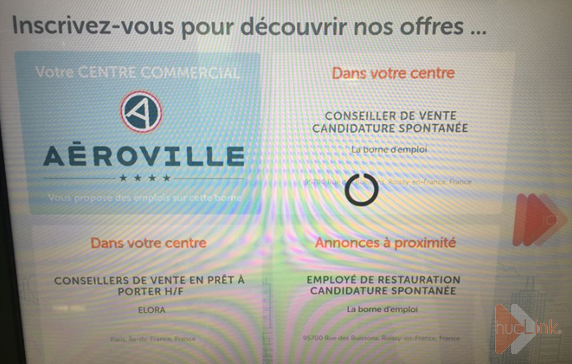 L'écran d'accueil de la borne digitale propose des offres d'emploi dans la zone géographique autour du centre. © Radio France - Mélodie Pépin